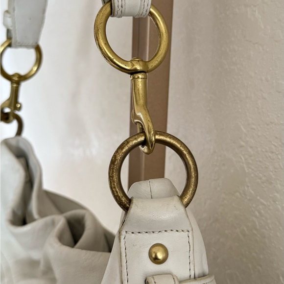 Coach white Pebbled leather Shoulder Bag with Gold hardware - Picture 6 of 14